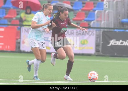 Pomigliano, Italie. 10th décembre 2022. Alice Corelli Pomigliano Calcio est en compétition pour le ballon avec Anna Bjork Kristlansdottir FC Inter pendant le Womenâ&#X80;&#x99;s Serie Un match entre Pomigliano Calcio et FC Inter au Stadio Comunale Palma Campania crédit: Independent photo Agency/Alay Live News Banque D'Images