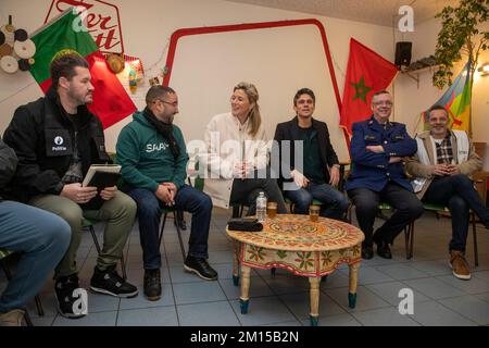 Anvers, Belgique. 10th décembre 2022. Annelies Verlinden, ministre de l'intérieur, et Benjamin Dalle, ministre flamand de la Jeunesse, des médias et des Affaires bruxelloises, ont pris la photo lors d'une rencontre entre le ministre Verlinden, la police, le Conseil flamand de la Jeunesse, des délégués et des volontaires d'organisations de jeunesse dans le cadre de discussions sur le maintien du calme pendant les matchs de la coupe du monde, samedi 10 décembre 2022 À Anvers. Il existe à Anvers une initiative unique entre les organisations de jeunesse, les médiateurs, les bénévoles et la police, par laquelle ils s'engagent dans le dialogue pour aider à maintenir le calme pendant les matchs. BELGA PHOTO NICOLAS MAET Banque D'Images