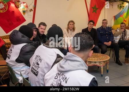 Anvers, Belgique. 10th décembre 2022. Annelies Verlinden, ministre de l'intérieur, et Benjamin Dalle, ministre flamand de la Jeunesse, des médias et des Affaires bruxelloises, ont pris la photo lors d'une rencontre entre le ministre Verlinden, la police, le Conseil flamand de la Jeunesse, des délégués et des volontaires d'organisations de jeunesse dans le cadre de discussions sur le maintien du calme pendant les matchs de la coupe du monde, samedi 10 décembre 2022 À Anvers. Il existe à Anvers une initiative unique entre les organisations de jeunesse, les médiateurs, les bénévoles et la police, par laquelle ils s'engagent dans le dialogue pour aider à maintenir le calme pendant les matchs. BELGA PHOTO NICOLAS MAET Banque D'Images