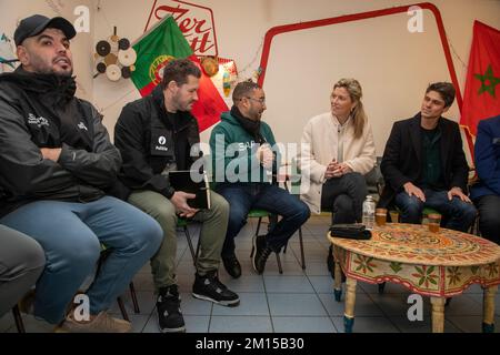 Anvers, Belgique. 10th décembre 2022. Annelies Verlinden, ministre de l'intérieur, et Benjamin Dalle, ministre flamand de la Jeunesse, des médias et des Affaires bruxelloises, ont pris la photo lors d'une rencontre entre le ministre Verlinden, la police, le Conseil flamand de la Jeunesse, des délégués et des volontaires d'organisations de jeunesse dans le cadre de discussions sur le maintien du calme pendant les matchs de la coupe du monde, samedi 10 décembre 2022 À Anvers. Il existe à Anvers une initiative unique entre les organisations de jeunesse, les médiateurs, les bénévoles et la police, par laquelle ils s'engagent dans le dialogue pour aider à maintenir le calme pendant les matchs. BELGA PHOTO NICOLAS MAET Banque D'Images