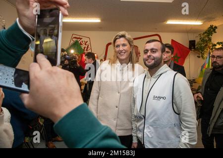 Anvers, Belgique. 10th décembre 2022. La ministre de l'intérieur, Annelies Verlinden, a pris la photo lors d'une rencontre entre le ministre Verlinden, la police, le Conseil flamand de la jeunesse, les délégués et les bénévoles des organisations de jeunesse dans le cadre de discussions sur le maintien du calme lors des matchs de la coupe du monde, le samedi 10 décembre 2022, à Anvers. Il existe à Anvers une initiative unique entre les organisations de jeunesse, les médiateurs, les bénévoles et la police, par laquelle ils s'engagent dans le dialogue pour aider à maintenir le calme pendant les matchs. BELGA PHOTO NICOLAS MATERLINCK crédit: Belga News Agency/Alay Live News Banque D'Images