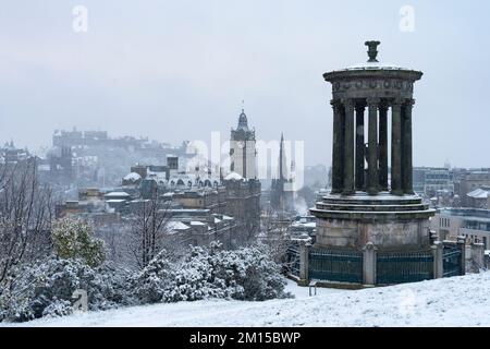 Édimbourg, Écosse, Royaume-Uni. 10th décembre 2022. Vue sur Calton Hill dans la neige. De la neige abondante est tombée à Édimbourg ce matin, comme le conditi de l'Arctique Banque D'Images