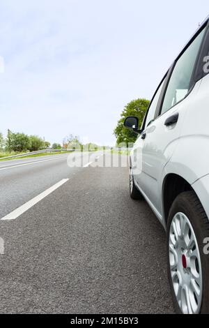 Vue arrière d'une voiture générique de couleur claire Banque D'Images