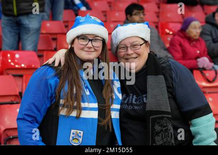 Huddersfield Town fans avant le match du championnat Sky Bet Sheffield United vs Huddersfield Town à Bramall Lane, Sheffield, Royaume-Uni, 10th décembre 2022 (photo de Steve Flynn/News Images) Banque D'Images