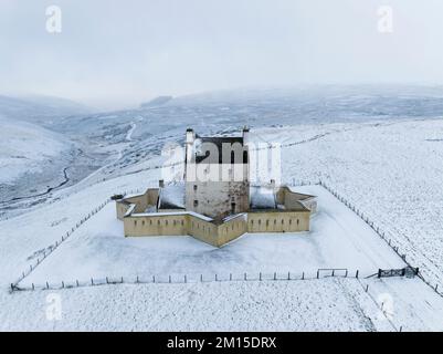 Vue aérienne du château de Corgarff dans la neige d'hiver, Aberdeenshire, Écosse, Royaume-Uni Banque D'Images