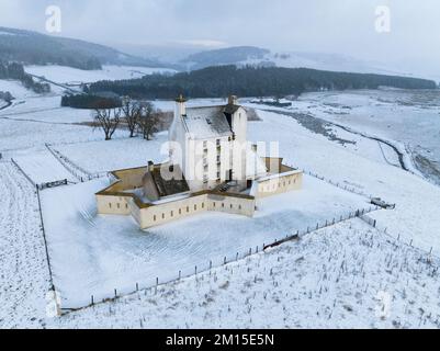 Vue aérienne du château de Corgarff dans la neige d'hiver, Aberdeenshire, Écosse, Royaume-Uni Banque D'Images