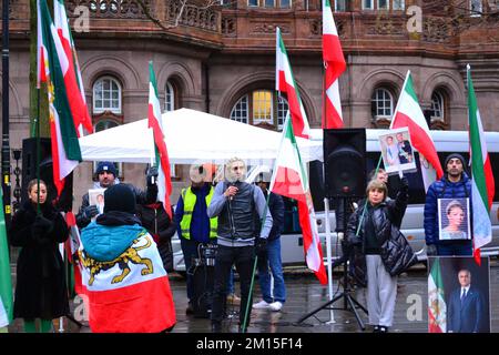 Manchester, Royaume-Uni, 10th décembre 2022. La vie quotidienne à Manchester, Angleterre, Royaume-Uni. Des manifestants se sont rassemblés sur la place Saint-Pierre, dans le centre de Manchester, en Angleterre, au Royaume-Uni, critiquant le gouvernement iranien et s'indignent de la mort de la femme kurde Mahsa Amini, âgée de 22 ans. La manifestation avait pour thème les femmes, la vie, la liberté. Mahsa Amini est mort après avoir été arrêté par la police de moralité religieuse le 16 septembre 2022, pour ne pas avoir porté le hijab conformément aux règles gouvernementales. Cela a conduit à des manifestations à travers l'Iran. Crédit : Terry Waller/Alay Live News Banque D'Images