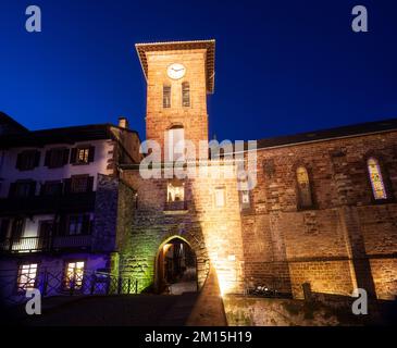 Vue de nuit de l'église notre-Dame de l'Assomption de Saint Jean pied de Port par la Tour de la porte vue depuis le Pont du Pilgrim de la porte de ville. Démarrage Banque D'Images