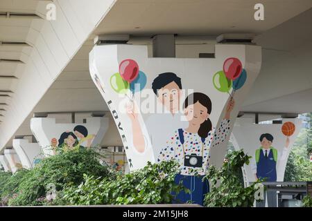 Des peintures murales sont exposées sous un survol à la promenade Kwun Tong à Kwun Tong. Le gouvernement de Hong Kong s'est engagé à améliorer le paysage de rue de la ville par l'écologisation, la conception et la sélection de modèles de pavage et de meubles de rue qui sont à la mesure de l'environnement, et l'adoption de la conception esthétique de la structure routière. 18OCT22 SCMP/Yik Yeung-man Banque D'Images