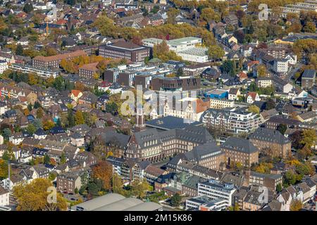 Vue aérienne, centre-ville avec hôtel de ville et Ruhr West University of Applied Sciences - Bottrop Campus en arrière-plan dans le quartier Altstadt à Bo Banque D'Images