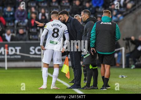 Russell Martin, directeur de Swansea City, donne à Matt Grimes #8 des instructions de Swansea City pendant le match de championnat Sky Bet Swansea City vs Norwich City au Swansea.com Stadium, Swansea, Royaume-Uni, 10th décembre 2022 (photo par Mike Jones/News Images) Banque D'Images