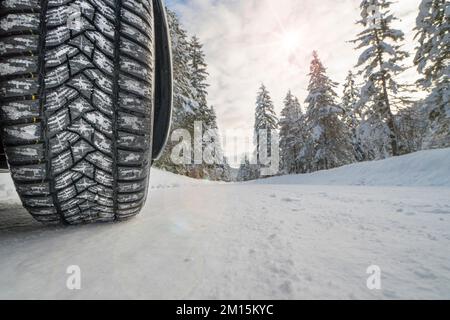 pneus d'hiver sur route enneigée Banque D'Images