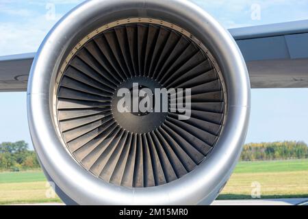 Vue rapprochée isolée d'un moteur à jet de turbocompresseur. Banque D'Images