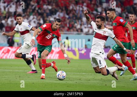 Doha, Qatar. 10th décembre 2022. Bruno Fernandes (3rd L), du Portugal, participe à la quart de finale de la coupe du monde de la FIFA 2022 au stade Al Thumama à Doha, au Qatar, le 10 décembre 2022. Crédit : CAO CAN/Xinhua/Alay Live News Banque D'Images