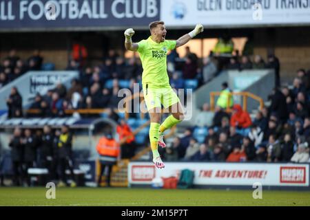 Jamie Jones, gardien de but de Wigan, célèbre le premier but de son côté lors du match du championnat Sky Bet à la Den, Londres. Date de la photo: Samedi 10 décembre 2022. Banque D'Images