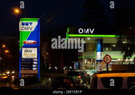 Bucarest, Roumanie - 12 décembre 2022: Une station de gaz OMV est vue la nuit à Bucarest photo de stock Editorial - image de stock Banque D'Images