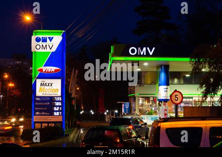 Bucarest, Roumanie - 12 décembre 2022: Une station de gaz OMV est vue la nuit à Bucarest photo de stock Editorial - image de stock Banque D'Images