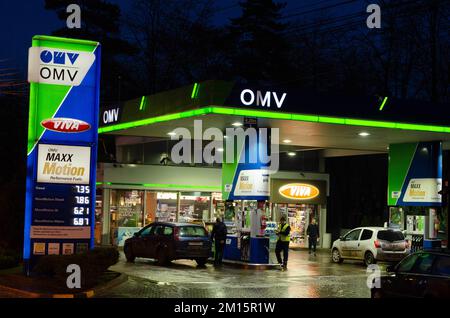 Bucarest, Roumanie - 12 décembre 2022: Une station de gaz OMV est vue la nuit à Bucarest photo de stock Editorial - image de stock Banque D'Images