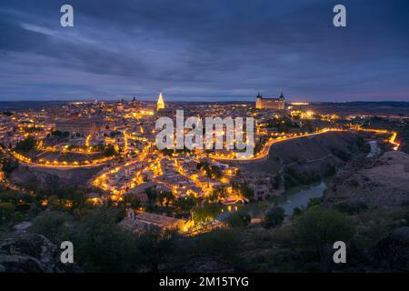 Depuis le haut, un paysage étonnant de l'ancien Alcazar de Toledo illuminé château au-dessus de la ville au crépuscule Banque D'Images