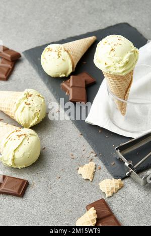 Grand angle de gaufres croustillantes avec glace maison agréable disposée sur une table avec des barres de chocolat dans la cuisine Banque D'Images