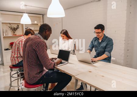 Jeunes collègues multiethniques travaillant au bureau de création Banque D'Images