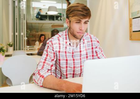 Groupe multiethnique travaillant dans un bureau de collègue Banque D'Images