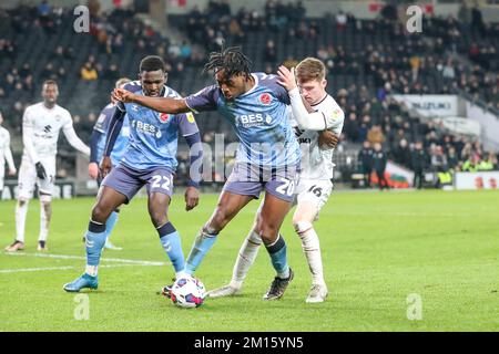 La promesse de Fleetwood Town Omochree est contestée par Milton Keynes dons Conor Grant lors de la deuxième moitié du match Sky Bet League 1 entre MK Dons et Fleetwood Town au stade MK, Milton Keynes, le samedi 10th décembre 2022. (Credit: John Cripps | MI News) Credit: MI News & Sport /Alay Live News Banque D'Images