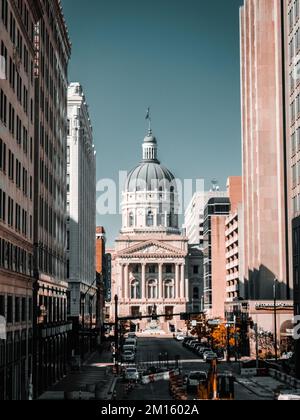 Une photo verticale d'une allée près des bâtiments historiques d'Indianapolis, Etats-Unis Banque D'Images