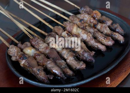 Brochettes d'agneau indonésien servies sur une plaque de fer chaude Banque D'Images