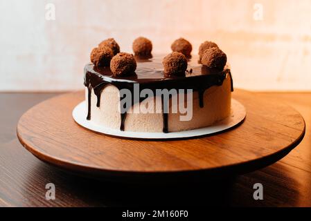 Assiette avec un délicieux gâteau au chocolat maison sur la table Banque D'Images