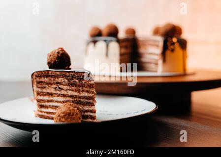 Assiette avec un délicieux gâteau au chocolat maison sur la table Banque D'Images