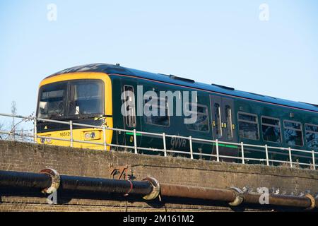 Windsor, Berkshire, Royaume-Uni. 10th décembre 2022. Un train GWR traverse le viaduc du chemin de fer de Windsor en route de Slough à Windsor. Les dirigeants syndicaux ont rejeté la dernière offre de salaire ferroviaire et de nouvelles grèves ferroviaires sont prévues à Vas-y les 13-14 décembre 2022 et 16-17 décembre. D'autres actions de grève sont prévues du dimanche 18th décembre au lundi 2nd janvier 2023, causant des perturbations à Noël pour les voyageurs. Crédit : Maureen McLean/Alay Live News Banque D'Images