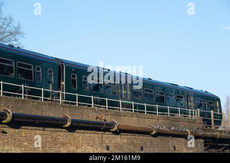 Windsor, Berkshire, Royaume-Uni. 10th décembre 2022. Un train GWR traverse le viaduc du chemin de fer de Windsor en route de Slough à Windsor. Les dirigeants syndicaux ont rejeté la dernière offre de salaire ferroviaire et de nouvelles grèves ferroviaires sont prévues à Vas-y les 13-14 décembre 2022 et 16-17 décembre. D'autres actions de grève sont prévues du dimanche 18th décembre au lundi 2nd janvier 2023, causant des perturbations à Noël pour les voyageurs. Crédit : Maureen McLean/Alay Live News Banque D'Images