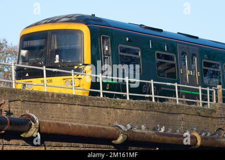 Windsor, Berkshire, Royaume-Uni. 10th décembre 2022. Un train GWR traverse le viaduc du chemin de fer de Windsor en route de Slough à Windsor. Les dirigeants syndicaux ont rejeté la dernière offre de salaire ferroviaire et de nouvelles grèves ferroviaires sont prévues à Vas-y les 13-14 décembre 2022 et 16-17 décembre. D'autres actions de grève sont prévues du dimanche 18th décembre au lundi 2nd janvier 2023, causant des perturbations à Noël pour les voyageurs. Crédit : Maureen McLean/Alay Live News Banque D'Images