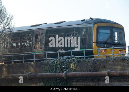 Windsor, Berkshire, Royaume-Uni. 10th décembre 2022. Un train GWR traverse le viaduc du chemin de fer de Windsor en route de Slough à Windsor. Les dirigeants syndicaux ont rejeté la dernière offre de salaire ferroviaire et de nouvelles grèves ferroviaires sont prévues à Vas-y les 13-14 décembre 2022 et 16-17 décembre. D'autres actions de grève sont prévues du dimanche 18th décembre au lundi 2nd janvier 2023, causant des perturbations à Noël pour les voyageurs. Crédit : Maureen McLean/Alay Live News Banque D'Images