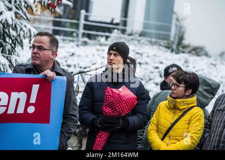 Illerkirchberg, Bade-Wurtemberg, Allemagne. 10th décembre 2022. Dans un mouvement critiqué comme une distraction de l'alternative pour les prétendus liens de l'Allemagne avec un Reichsbuerger et le complot terroriste de QAnon pour renverser le gouvernement allemand, L'AfD aux côtés des extrémistes de droite se sont rassemblés dans la ville d'Illerkirchberg où, la semaine dernière, deux écolières auraient été poignardues par un demandeur d'asile érythréen, entraînant la mort de l'une d'entre elles et la mort de l'autre étant laissée dans un état critique. Les membres de l'AfD allèguent que les raids nationaux et internationaux dans le cadre du pl terroriste Banque D'Images