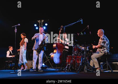 Bangkok, Thaïlande. 10th décembre 2022. Igor Butman, saxophoniste russe de jazz et son équipage se produisent lors d'un spectacle organisé pour célébrer le 125th anniversaire des relations diplomatiques entre la Thaïlande et la Russie au parc Benjakiti à Bangkok. Crédit : SOPA Images Limited/Alamy Live News Banque D'Images