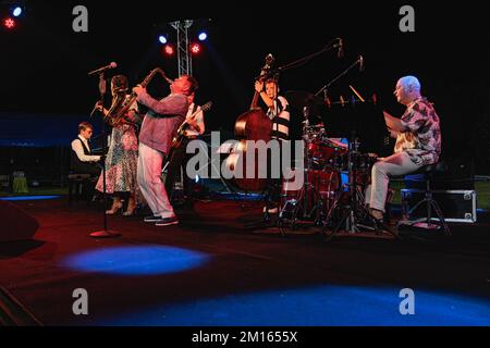 Bangkok, Thaïlande. 10th décembre 2022. Igor Butman, saxophoniste russe de jazz et son équipage se produisent lors d'un spectacle organisé pour célébrer le 125th anniversaire des relations diplomatiques entre la Thaïlande et la Russie au parc Benjakiti à Bangkok. Crédit : SOPA Images Limited/Alamy Live News Banque D'Images