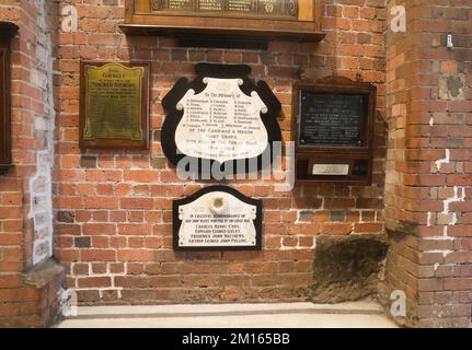 Plaques commémorant les ouvriers d'atelier de chemin de fer tués dans la première guerre mondiale au musée de chemin de fer à vapeur Swindon Banque D'Images