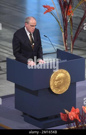 Oslo, Norvège. 10th décembre 2022. Russian Yan Rachinsky (président du Conseil international du souvenir) assiste à la cérémonie de remise du prix Nobel de la paix 2022 à l'hôtel de ville d'Oslo, Norvège, samedi, à 10 décembre 2022. Photo de Paul Treadway/ Credit: UPI/Alay Live News Banque D'Images