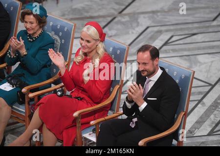 Oslo, Norvège. 10th décembre 2022. La reine Sonja de Norvège, la princesse Mette-Marit de Norvège et le prince héritier Haakon de Norvège assistent à la cérémonie de remise du prix Nobel de la paix 2022 à l'hôtel de ville d'Oslo, en Norvège, sur 10 décembre 2022. Photo de Paul Treadway/ Credit: UPI/Alay Live News Banque D'Images