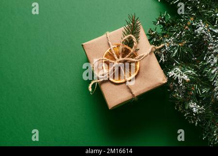 Petit cadeau de noël emballé dans du papier artisanal Banque D'Images