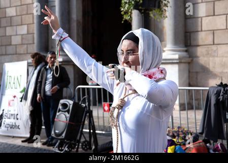 Barcelone, Espagne. 10th décembre 2022. Une iranienne met les menottes sur la Plaza San Jaume de Barcelone pendant la manifestation. Près de 200 personnes ont défilé sur les Ramblas de Barcelone jusqu'au devant de l'hôtel de ville pour manifester contre la brutalité du régime islamique qui a déjà tué et détenu des dizaines de personnes pour avoir revendiché leurs droits. Crédit : SOPA Images Limited/Alamy Live News Banque D'Images