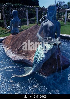 Nevis St Kitts Botanical Gardens Mermaid statues sur la fontaine à l'extérieur de Palm House Banque D'Images