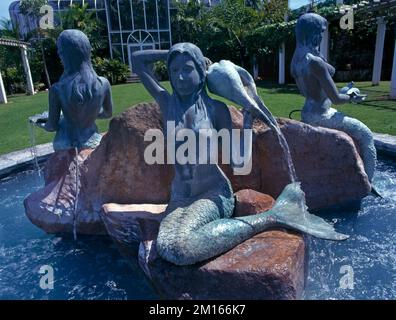 Nevis St Kitts Botanical Gardens Mermaid statues sur la fontaine à l'extérieur de Palm House Banque D'Images