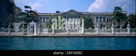 Istanbul Turquie Dolmabahce Sarayi (palais) porte d'entrée sur le détroit du Bosphore Banque D'Images