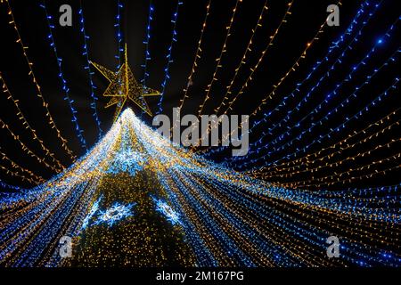 Un Noël en forme d'arbre scintier sur fond noir Banque D'Images