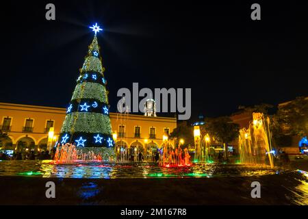 Un Noël en forme d'arbre scintier sur fond noir Banque D'Images