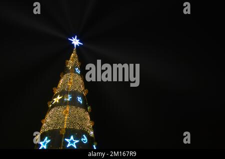 Un Noël en forme d'arbre scintier sur fond noir Banque D'Images