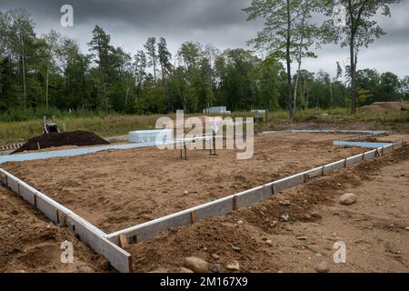 Nouveau chantier de construction de maison avec des formes en bois en place pour le ciment de béton à verser pour le plancher. Banque D'Images